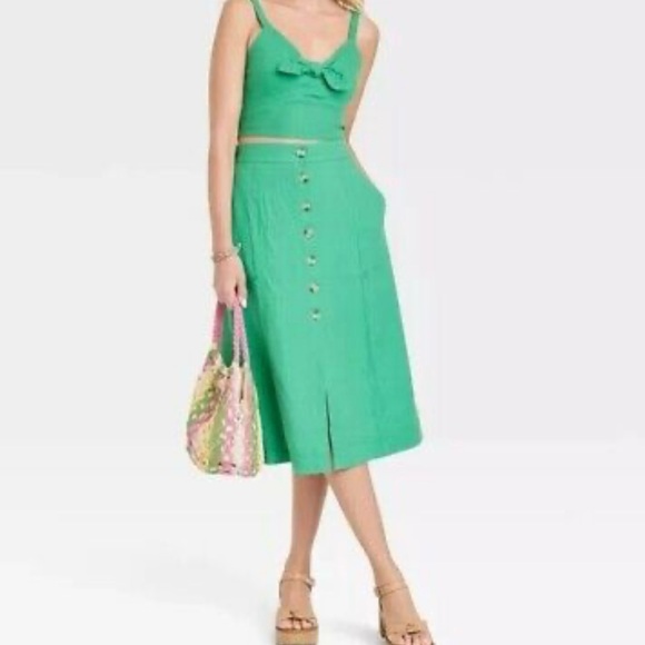 Universal Thread Crop Top - Picture 2 of 3